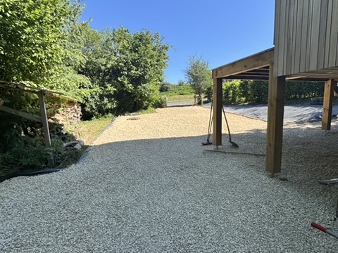 Ruime grindparking naast de chalet en het terras